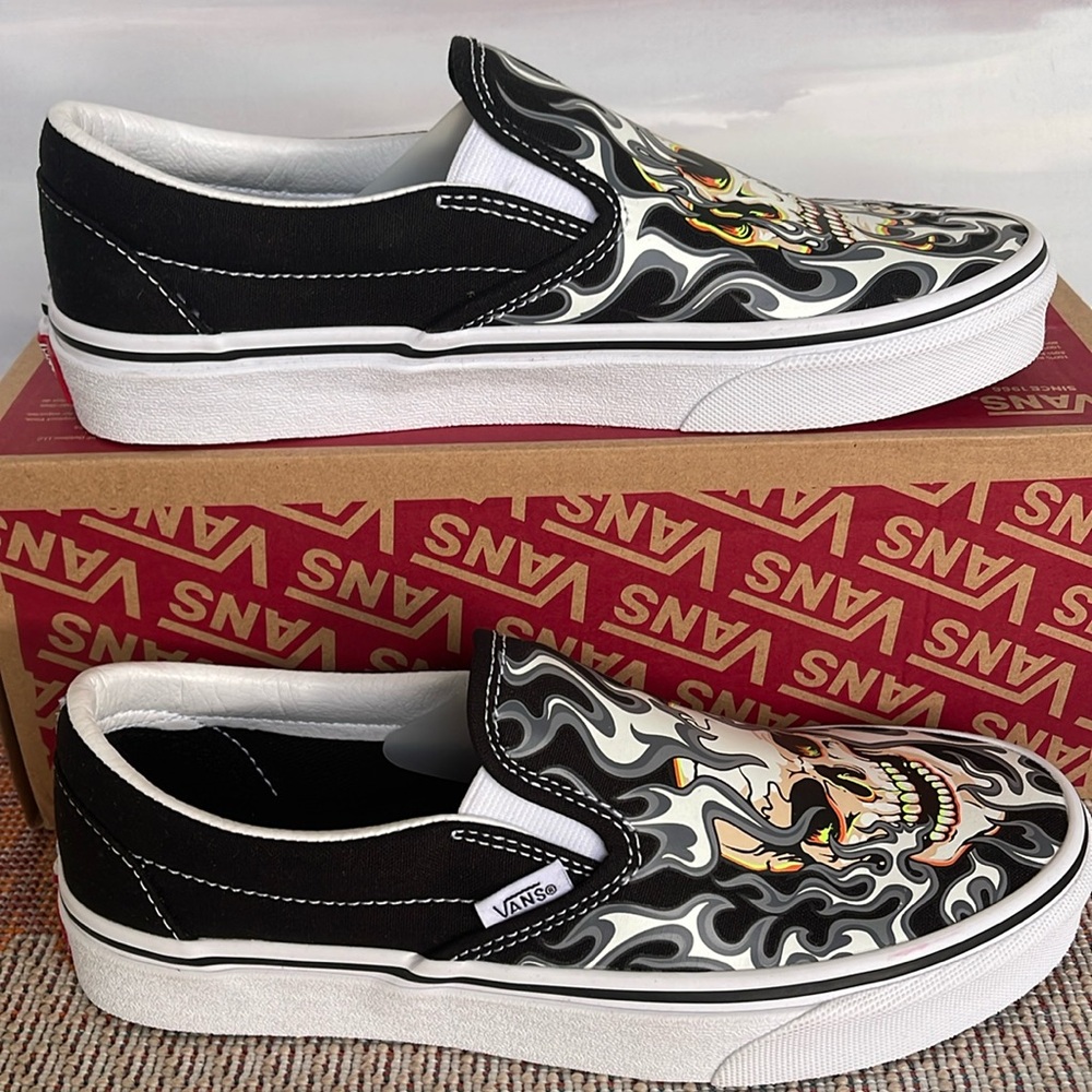Vans Men’s Classic Slip-On
Flame Skull Black/True White 
VN0009Q7BMX
Sneakers - Picture 5 of 16